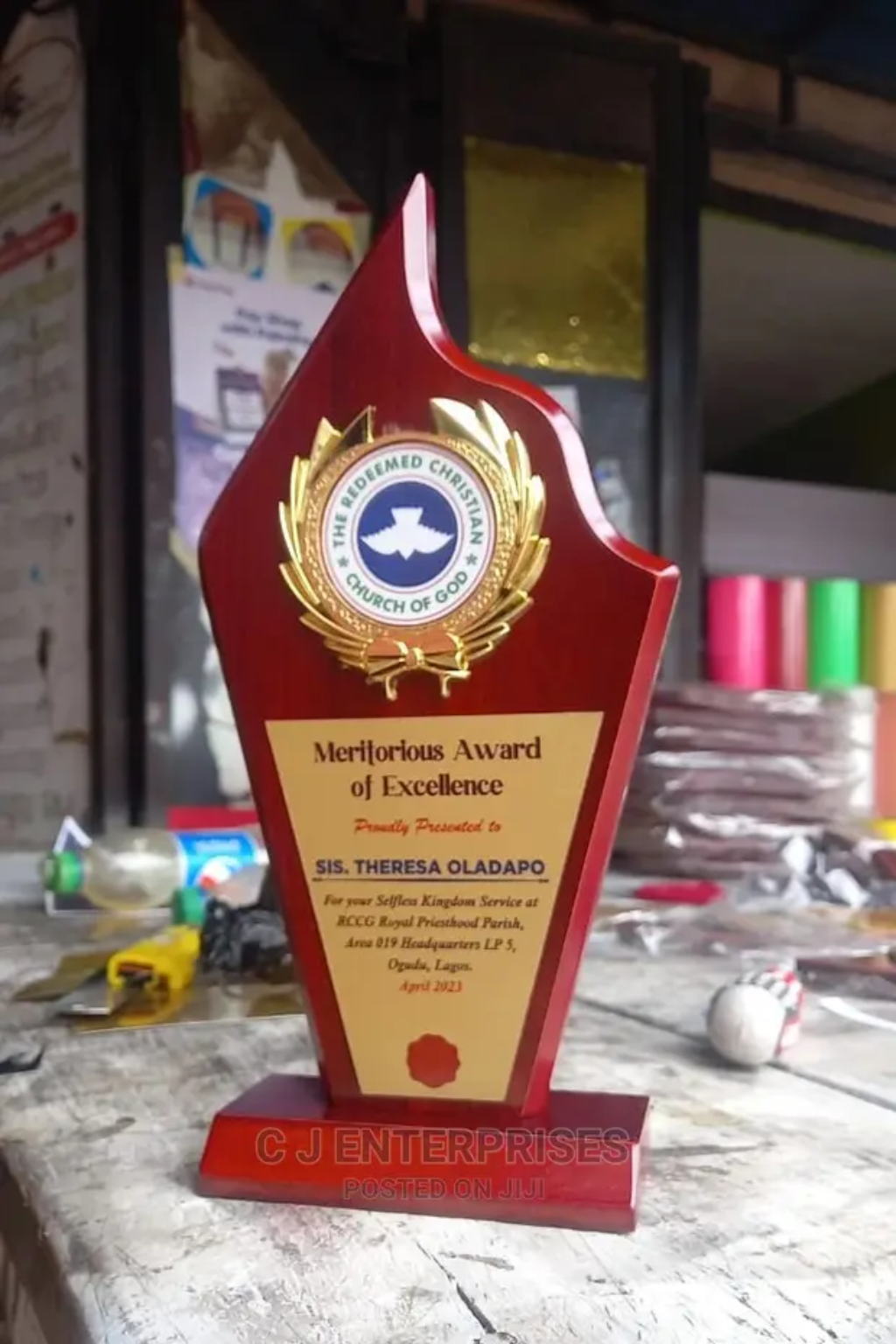 Custom crystal award and wooden plaque with engraved logo β perfect for employee recognition, academic achievements, and corporate ceremonies