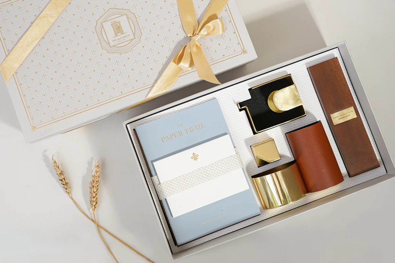 Premium promotional corporate gift set including notebook, pen, and mug with custom branding – ideal for employee gifts and business giveaways